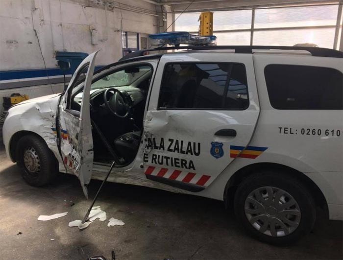 FOTO. Ghinion curat. Un sătmărean a intrat cu mașina într-o autospecială a Poliției