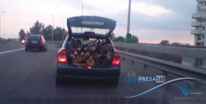 FOTO. Sătmarul minunilor. Lemnele se transportă cu...autoturismul