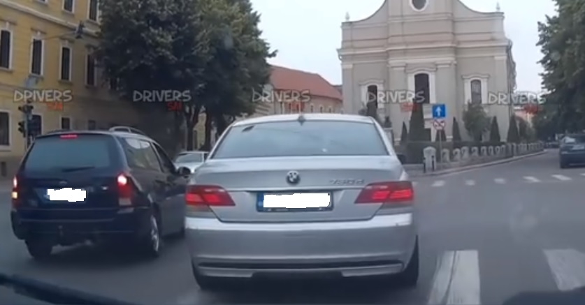 VIDEO. Șoferul unui BMW a călcat în picioare Codul Rutier, în municipiul Satu Mare