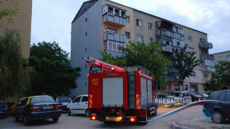 Pompierii au intrat în forță într-un bloc din Satu Mare pentru a salva o femeie