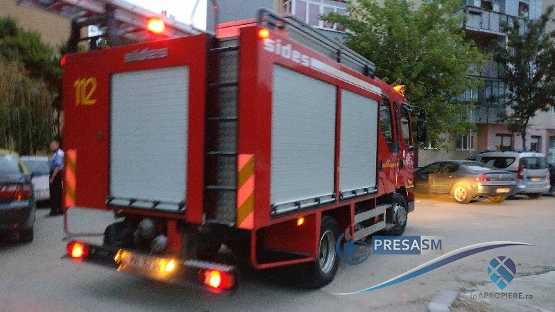 Sătmărean salvat de doi polițiști. Au intrat în apartamentul plin fum