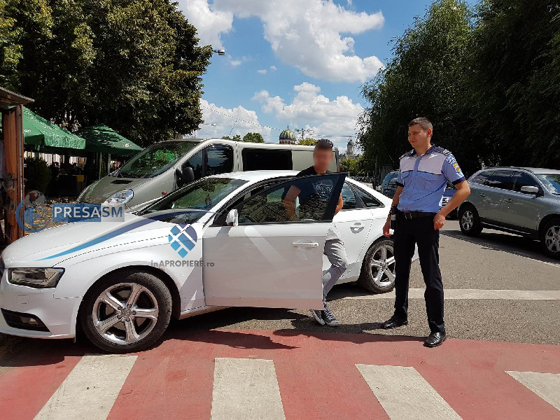 FOTO. Un polițist a făcut ordine în centrul Sătmarului. Parcări ”valoroase” în Piața Libertății