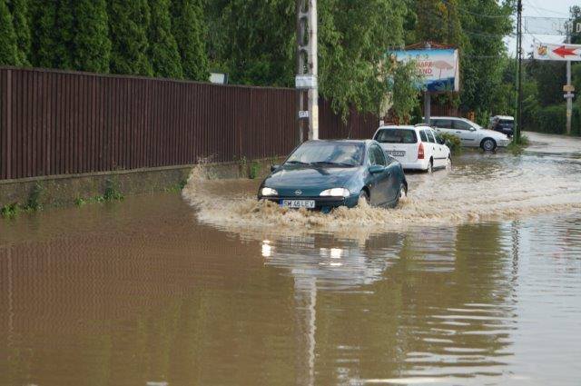FOTOGALERIE. Inundații în unele zone ale Careiului. Cantități mari de precipitații