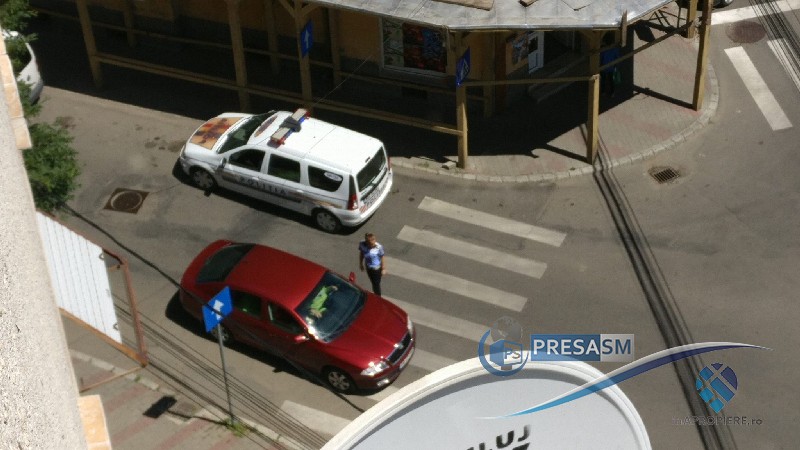 VIDEO. FLAGRANT. Șoferiță prinsă circulând pe INTERZIS în centrul Sătmarului
