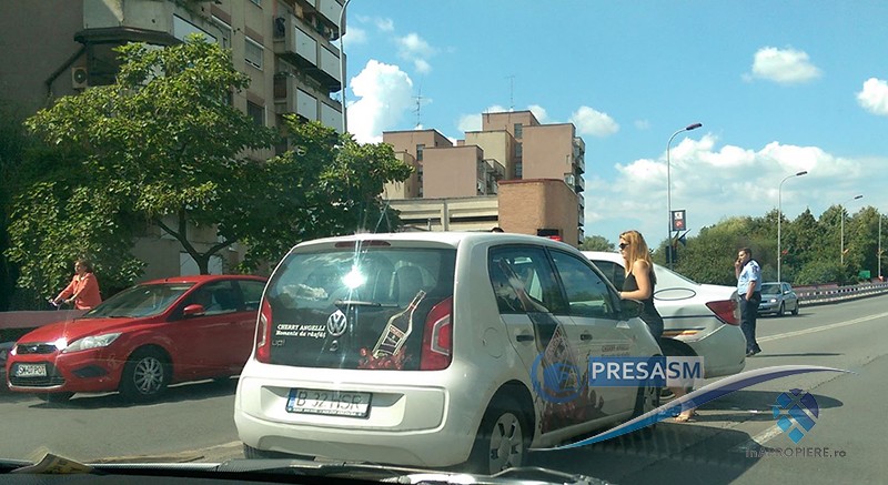 FOTO&VIDEO. Accident pe Podul Golescu. Autospecială a Poliției lovită de o mașină