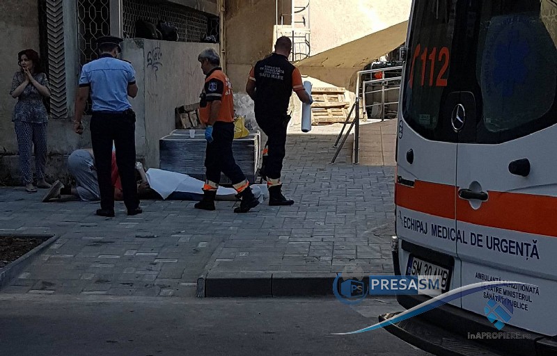 FOTO. O femeie a murit în fața Primăriei Satu Mare. Medicii nu au mai putut face nimic