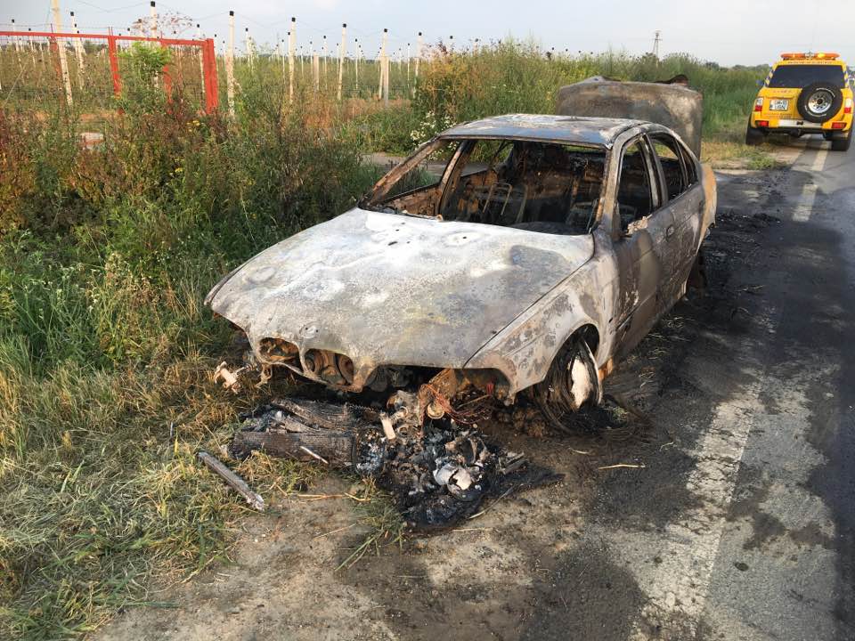 FOTOGALERIE. Accident ca-n filme. O mașină a luat foc lângă Vama Petea