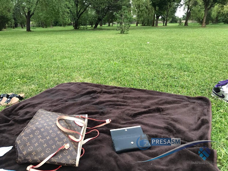 FOTO. Doi tineri furați într-un ștrand din Satu Mare. Hoții, bine pregătiți