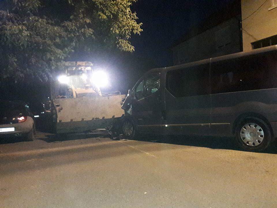 FOTO. Un buldoexcavator a intrat în plin într-un microbuz, în municipiul Satu Mare
