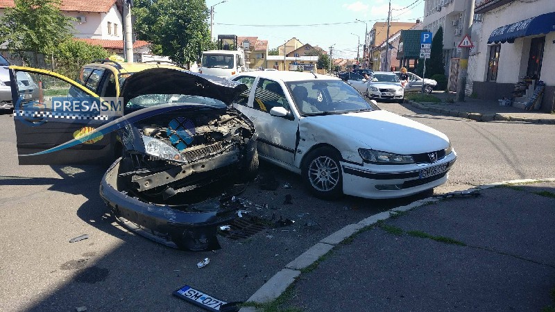 FOTO&VIDEO. Accident în centrul Sătmarului. TAXI făcut praf