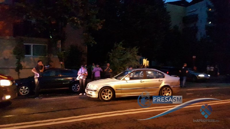 FOTO&VIDEO. Accident grav în Micro 17. Două mașini s-au izbit în plin. Două victime, la Urgențe