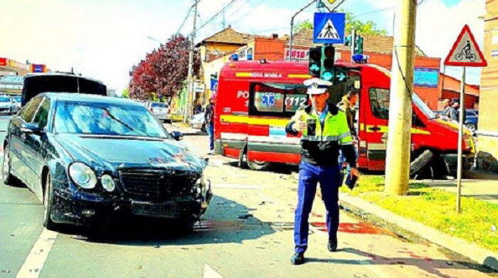 Ambulanță SMURD Satu Mare, cu un pacient în stare gravă la bord, a fost lovită