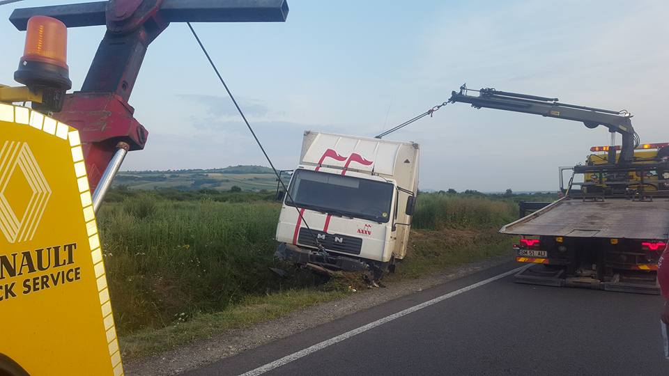 FOTOGALERIE. Accident în județ. Un camion a ajuns în șanț, în urma unei explozii