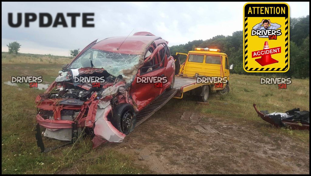 FOTO. Mașină lovită de un tren în județul Satu Mare. Cinci persoane în mașină
