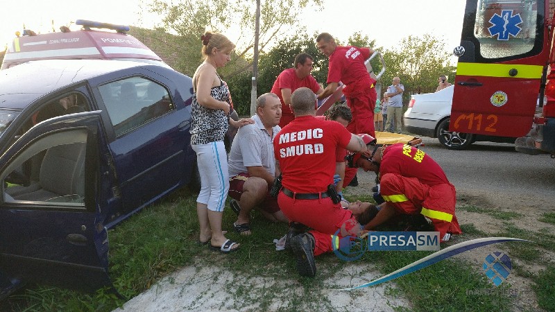 FOTO&VIDEO. Impact dur între două mașini. Una s-a oprit în stâlp: două victime