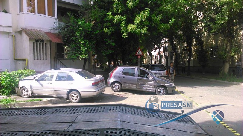 FOTOGALERIE. Accident cu victimă în Micro 16. Două mașini s-au lovit dur