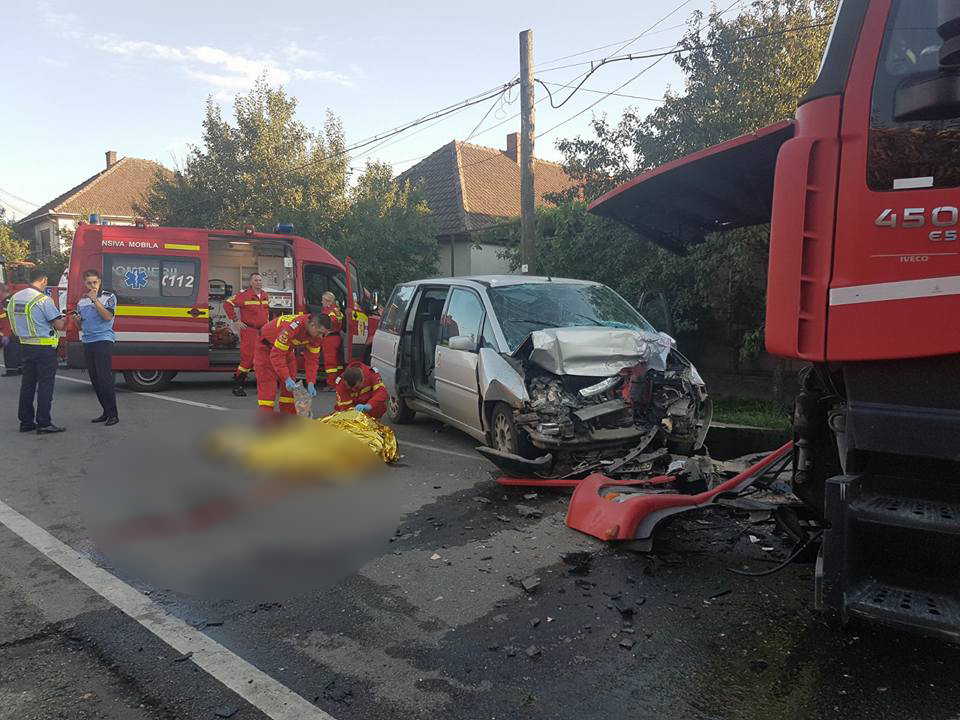 FOTO. Un TIR s-a izbit frontal de o mașină. Un mort și trei răniți grav în județ