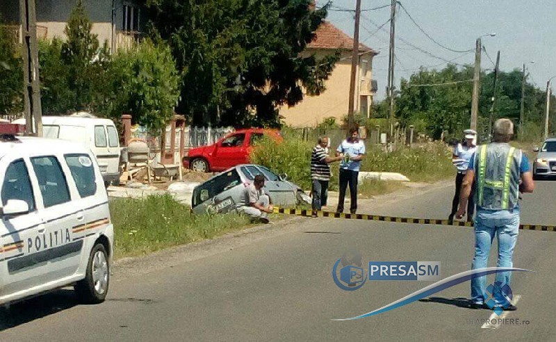 FOTO. O mamă, cu un bebeluș, a ajuns cu mașina în șanț. Se ferea de o albină