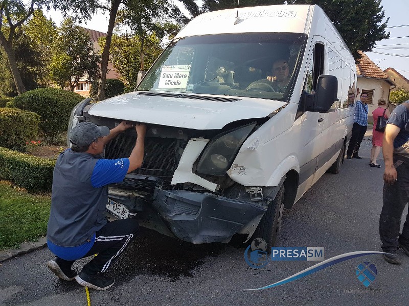FOTOGALERIE. Mașină lovită în plin de un microbuz de pasageri în municipiul Satu Mare