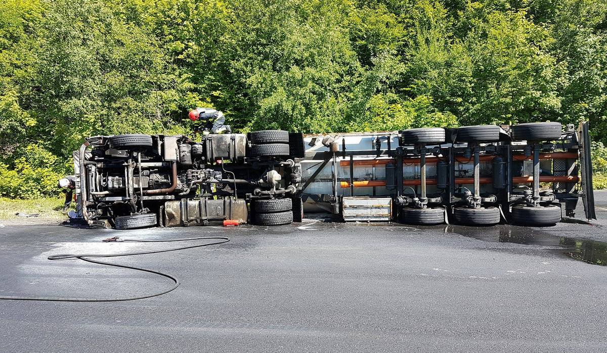 FOTO. DN 1F între Zalău și Satu Mare, blocat. Un camion s-a răsturnat pe drum
