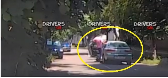 VIDEO. Bătaie pe șoselele din Satu Mare. Un șofer lovește cu piciorul un pasager