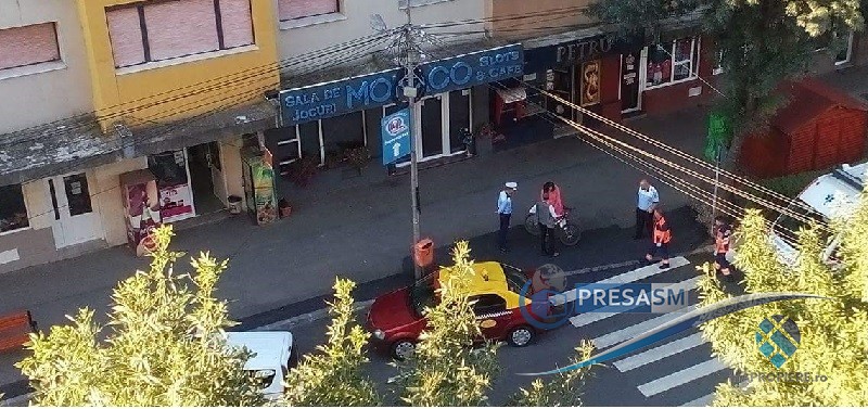 FOTO. O femeie a intrat cu bicicleta într-un TAXI! ”Circula” pe trecerea de pietoni