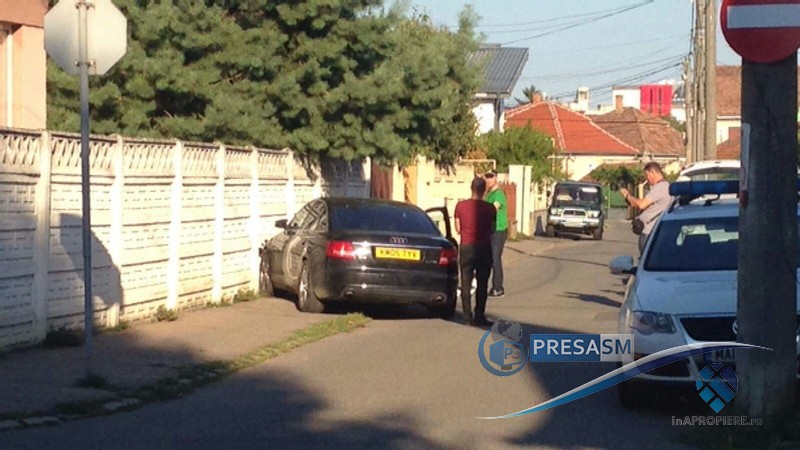 Un șofer, aparent beat, a produs un accident în lanț. A lăsat mașina și a fugit