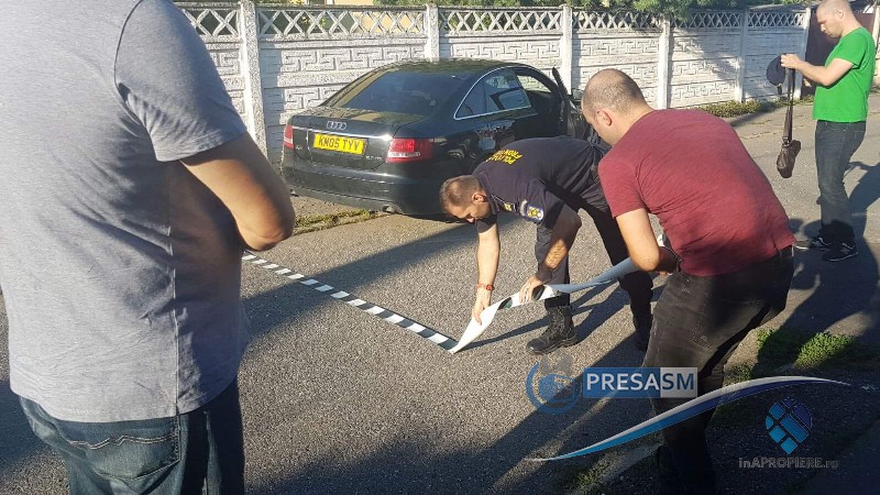 FOTO. Un contrabandist a intrat cu mașina în gard în Satu Mare. A fugit de poliție!