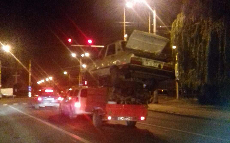 FOTO. Sătmarul minunilor! Mașină transportată pe o mini remorcă pe Podul Decebal