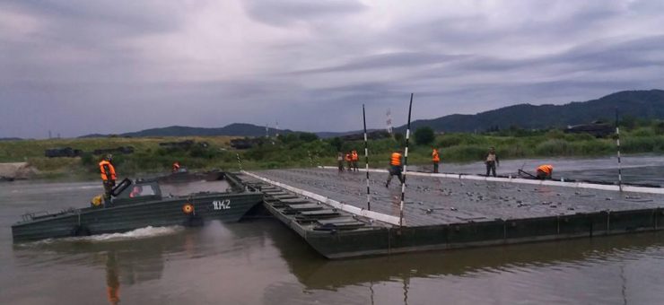 FOTOGALERIE. De ce sunt în stare militarii sătmăreni. Pod făcut în câteva ore
