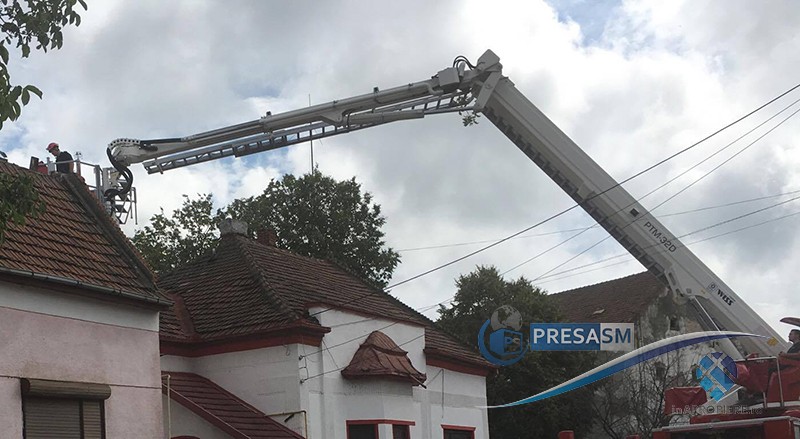 FOTO. Vijelia din Satu Mare a afectat acoperișurile caselor. Pompierii au intervenit