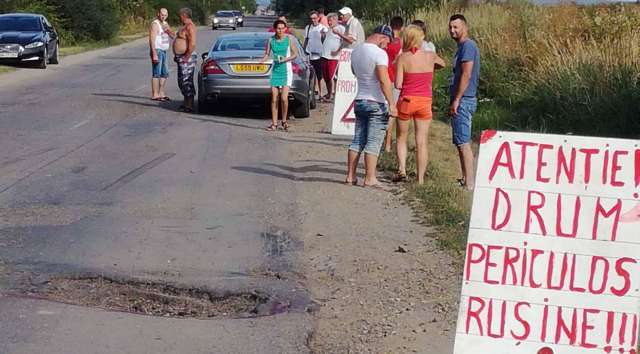 FOTO. Protest pe DJ 193, între Lipău și Cărășeu. Zeci de oameni în ”stradă”