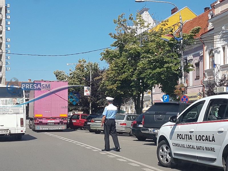 FOTOGALERIE. Un șofer circula cu TIR-ul prin centrul Sătmarului. Amendat de Poliția Locală