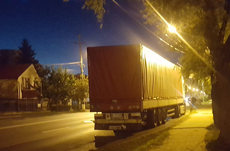FOTO. Un bulgar a acroșat cu TIR-ul o mașină în Satu Mare. A urmat scandalul