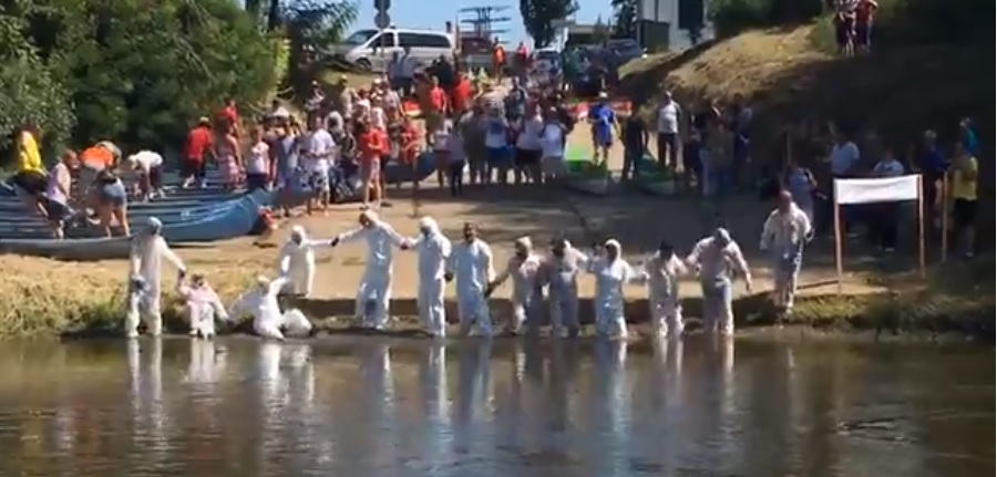 FOTO&VIDEO. Protest anti-Unicarm. Politicieni maghiari au intrat în apa Someșului