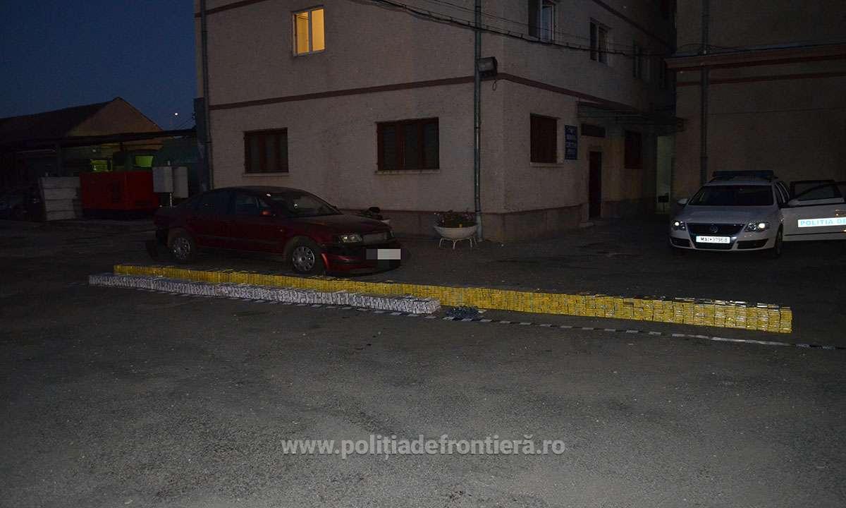 FOTOGALERIE. Captură impresionantă de țigări. Șoferul a fugit de polițiștii de frontieră