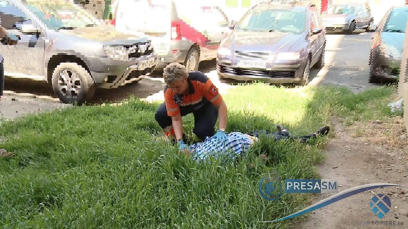 FOTO. Francez căzut pe stradă în Satu Mare. Salvat de un echipaj al Ambulanței