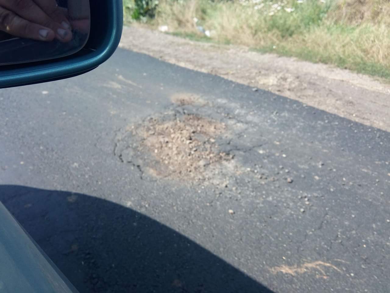 FOTO. REVOLTĂTOR. Groapă în DJ 194 C, ”reabilitat” de două zile!