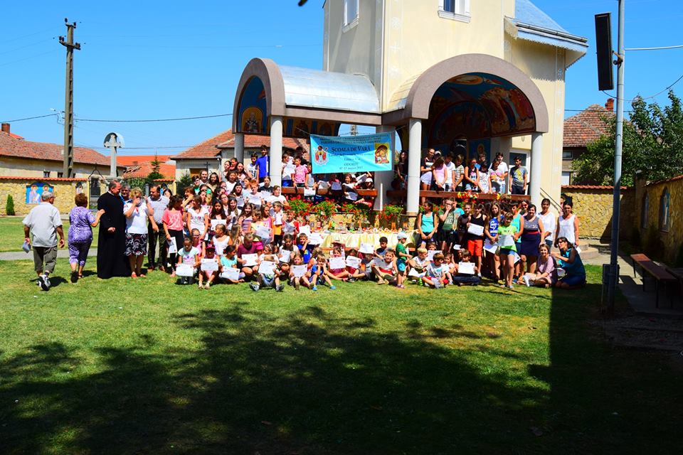 FOTOGALERIE. Preotul atipic (model) de la Odoreu. Tabără pentru SUTE de copii