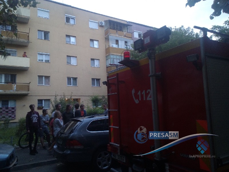 FOTOGALERIE. Un copil s-a blocat în apartament. Părinții au chemat pompierii