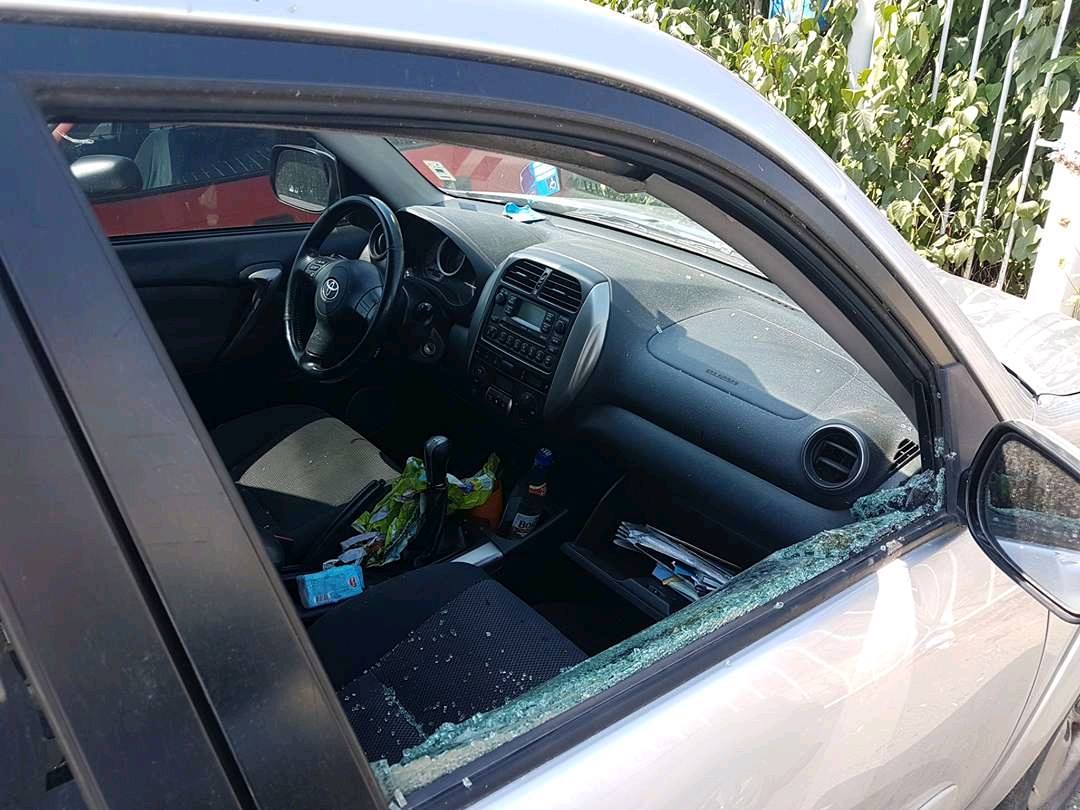 FOTO. Mașini vandalizate lângă aeroport. Mașina unui sătmărean, prădată de hoți