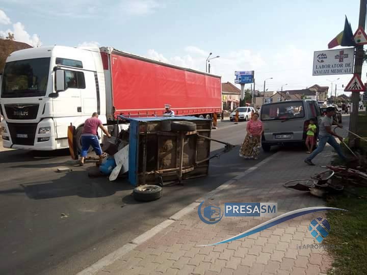 FOTOGALERIE. Accident pe Podul Decebal. O remorcă s-a răsturnat și a blocat traficul!