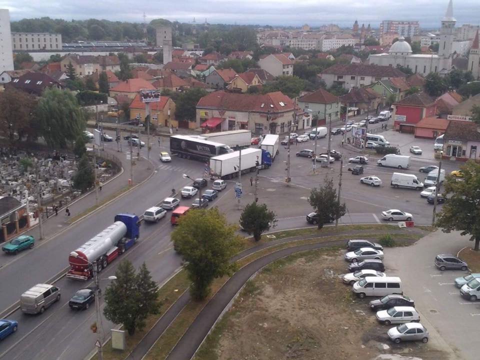 FOTO. Ambuteiaj în sensul de la Burdea. Patru TIR-uri în dificultate