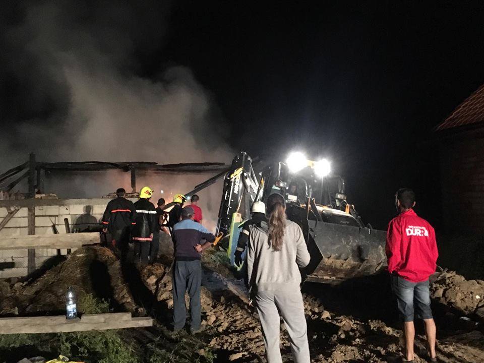 FOTOGALERIE. Incendiu de proporții în județul Satu Mare. Mai multe case în pericol