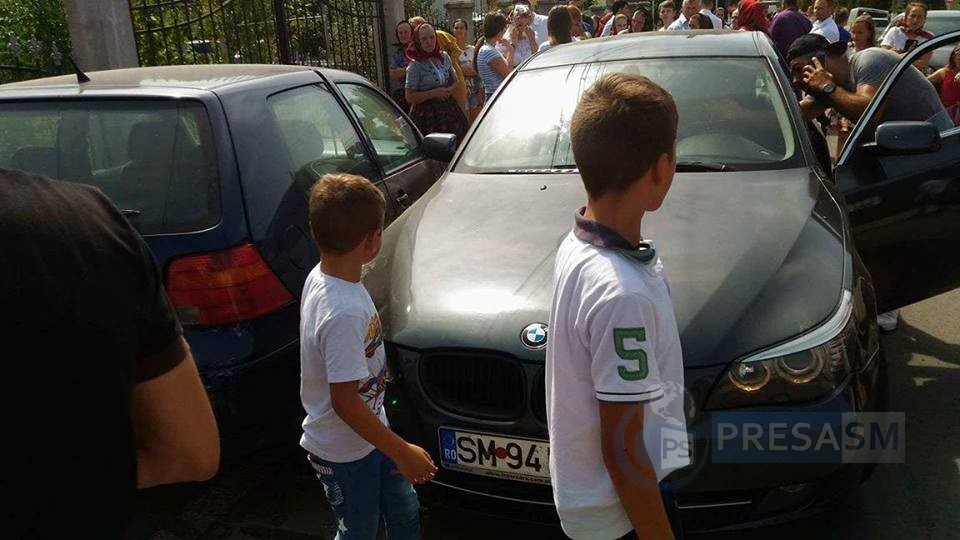 FOTOGALERIE. Un tânăr, cu BMW, raliu printre oameni. S-a oprit într-o altă mașină