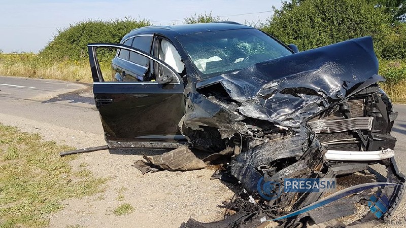 FOTO&VIDEO Accident grav în Balta Blondă. Mașină izbită în plin, chiar înainte ca șoferul să ajungă în propria curte