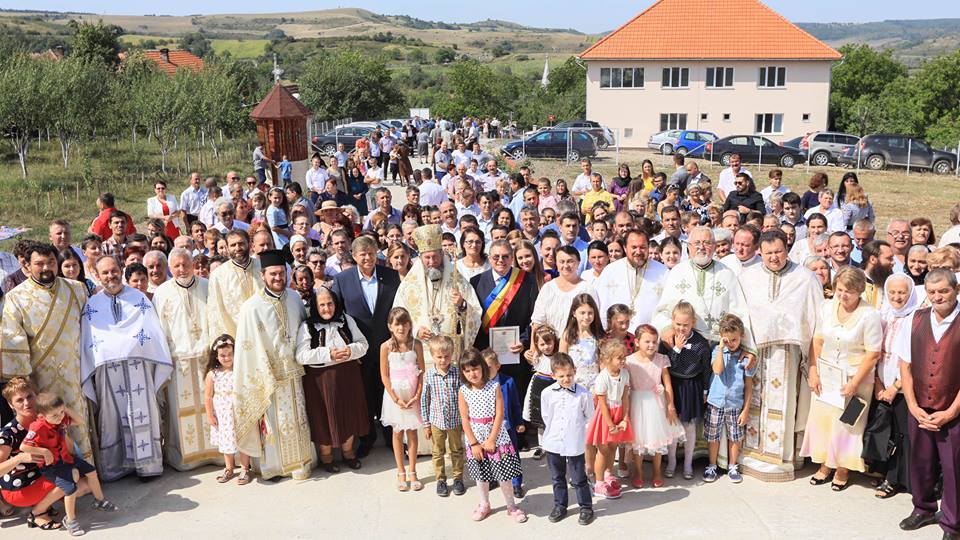 FOTOGALERIE. Povestea sătmărenilor lăsați fără biserică. Au făcut alta mai mare