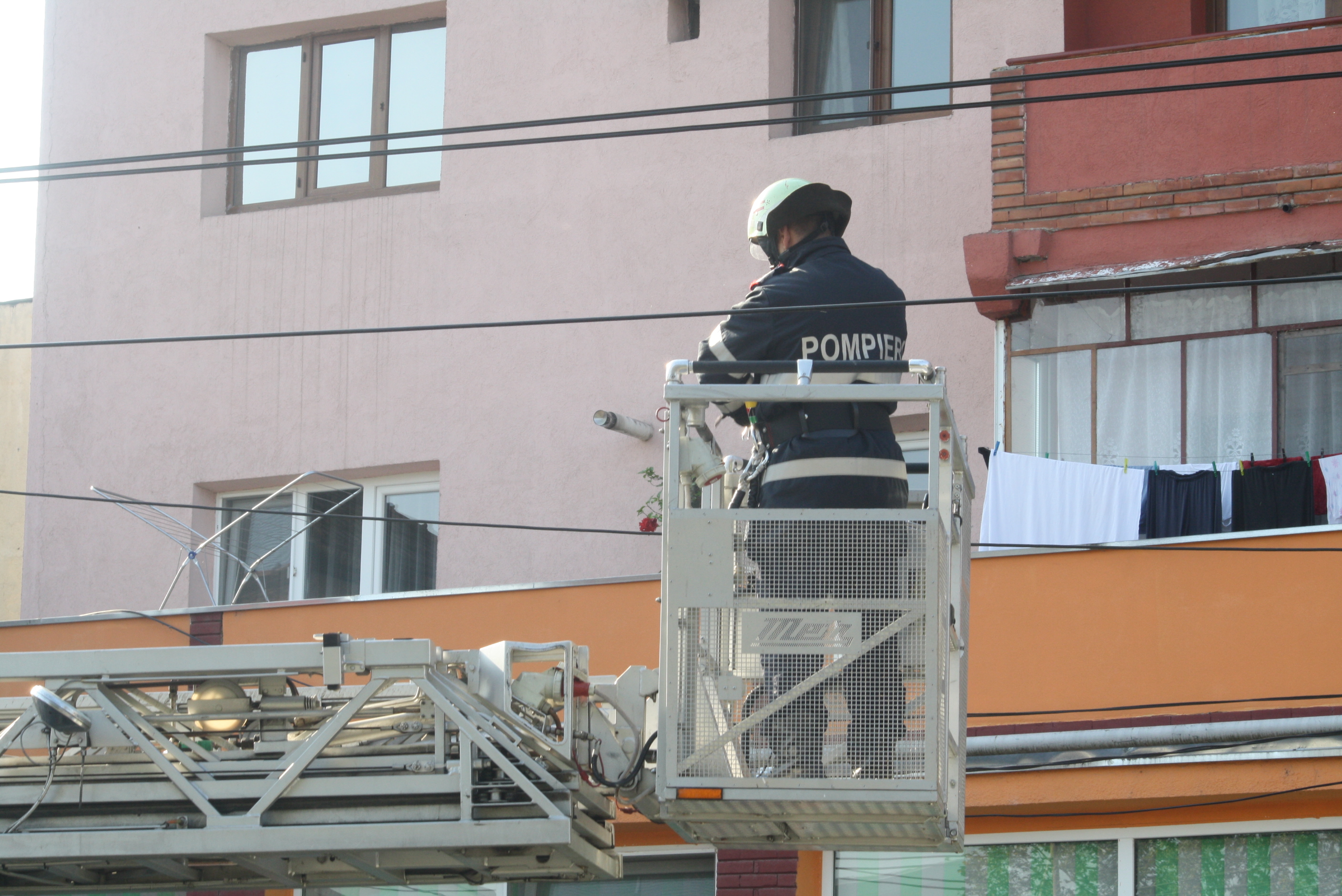 Țeapă luată de pompieri! Au intrat să salveze o bătrânică, dar era la biserică