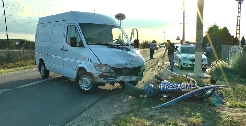 FOTO&VIDEO. Accident teribil. Motocliclist lovit în plin de o dubă pe DN 19F