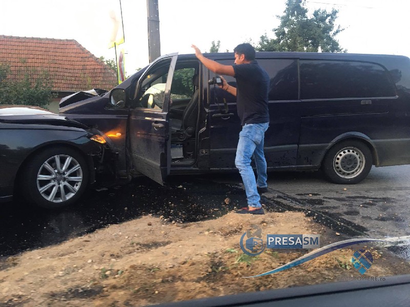 FOTOGALERIE. Accident frontal pe DN 19, între o dubă și un bolid. Două persoane la Urgențe